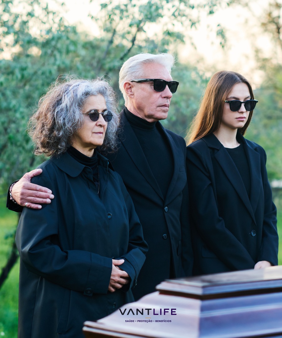 Atendente da VANTLIFE amparando uma família pelo telefone