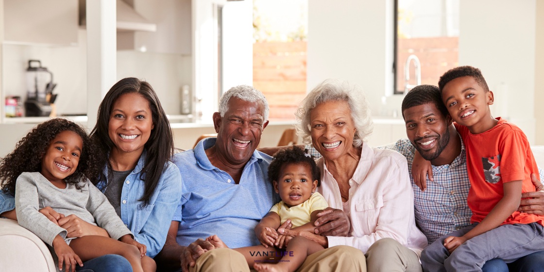 Família brasileira de três gerações reunida e sorrindo em casa